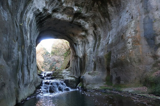 亀岩の洞窟