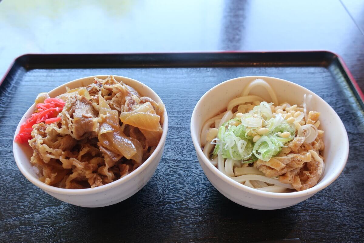 万座温泉日進舘　ランチバイキング　牛丼とかけうどん